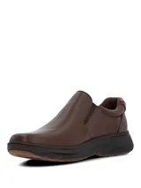 Zapatos slip on Hush Puppies modelo Hunt II, color marrón, confeccionados en cuero con elásticos laterales para un calce fácil y suela ultraliviana.