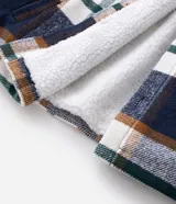 Campera de franela a cuadros con forro interno de sherpa, cuello tipo polo, cierre frontal con botones y bolsillos frontales con solapa.