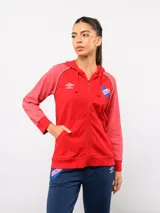 Campera deportiva con capucha y cierre frontal, de la marca Umbro para el Club Nacional de Football. Presenta un diseño en azul marino con mangas en tono gris jaspeado, detalles de vivos tricolores en los hombros y el escudo del club bordado en el pecho.