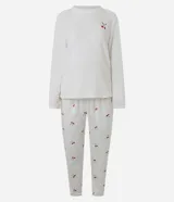 Pijama largo compuesto por dos piezas de tejido fleece suave. La blusa es de cuello redondo y manga larga, con un pequeño bordado de cereza en el pecho. El pantalón cuenta con cintura elástica y un estampado integral de cerezas.