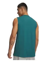 Musculosa deportiva Under Armour Vnsp Enrg Sleeveless de color verde oscuro, con cuello redondo y diseño sin mangas. Presenta tecnología de secado rápido y elástico en cuatro direcciones, ideal para entrenamiento, con el logo reflectante de la marca en el pecho.