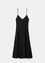 Vestido midi negro con tirantes finos, escote en pico y silueta evasé, confeccionado en mezcla de viscosa y poliamida.