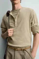 Camiseta de manga larga regular fit en color verde militar, confeccionada en mezcla de algodón y lino, con cuello redondo y cierre frontal de botones.
