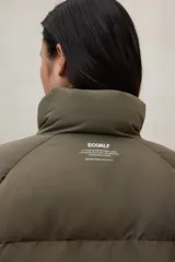 Campera acolchada negra, estilo puffer, con cuello alto y cierre frontal. Diseño oversize.