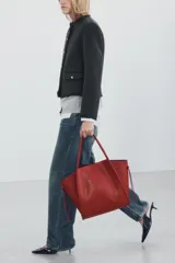 Bolso tipo shopper color rojo de hombro, con detalle de lazos en los laterales y doble asa.
