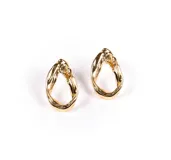 Aros colgantes dorados con forma de gota retorcida.