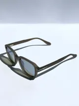 Lentes de sol negros con marco cuadrado y lentes grises.