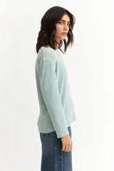 Remera celeste de plush con cuello en V y mangas largas.