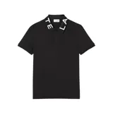 Remera tipo polo Lacoste de manga corta, confeccionada en tejido piqué de algodón. Presenta cuello con diseño jacquard con el nombre de la marca en contraste y cierre frontal de dos botones. Incluye el logo de la marca bordado en el pecho en tono sobre tono.