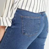 Pantalón de jean azul de corte recto y tiro alto.