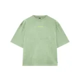 Remera de corte oversize color verde, con estampa tipográfica en color amarillo en la parte superior de la espalda.