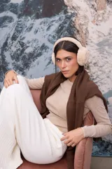 Remera básica de manga larga con cuello redondo y efecto lavado, confeccionada en tejido de punto con costuras visibles.