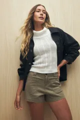 Short color verde militar, de tiro medio, con bolsillos delanteros aplicados y cierre con botón.