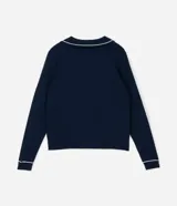 Suéter de punto en color bordó con corte slim, cuello polo y mangas largas. Presenta detalles de líneas blancas en contraste en el cuello y los puños, con acabado acanalado.