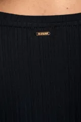 Remera blanca de viscosa con elastano, corte oversize y mangas 3/4.