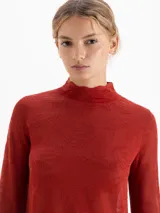 Sweater de cuello media polera y mangas largas, confeccionado en tejido liviano con trama en relieve tono sobre tono.