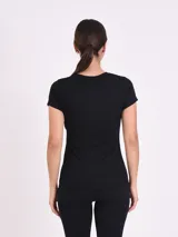 Remera básica de manga corta y cuello redondo, de corte ajustado al cuerpo.