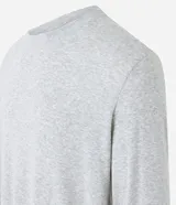 Remera de pijama manga larga color gris claro, con textura acanalada y cuello redondo.