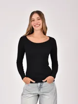 Remera de manga larga color negro, con escote redondo amplio y calce entallado.