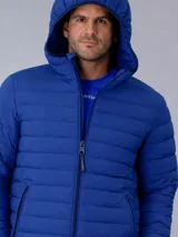 Campera acolchada con capucha, de diseño ligero y funcional, con cierre frontal y bolsillos laterales con cremallera.