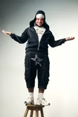 Campera hoodie negra con cierre frontal, bolsillos tipo canguro, capucha con cordón ajustable y detalles de ribete blanco. Presenta un logo con un globo terráqueo y el número 27 en el pecho y un estampado de una estrella con incrustaciones en la espalda.