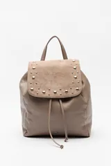 Mochila negra de símil cuero texturizado con tapa en acabado gamuzado, decorada con apliques de tachas metálicas. Tiene asa superior y correas regulables.