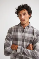 Camisa de viyela a cuadros color ladrillo, azul y blanco, de corte slim fit, manga larga, con bolsillo en el pecho y logo bordado.