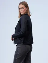 Campera de eco cuero negra, marca Baccini, con cuello con solapa y aplique de tachas. Abertura con cierre metálico cruzado, bolsillos y puños con cierre metálico y forro a tono.