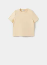 Remera de manga corta y cuello redondo en color amarillo claro, con diseño clásico de corte recto.