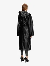 Abrigo extragrande negro con capucha, cierre frontal con cremallera y cordones ajustables en capucha, cintura y puños. Logotipo Oval D en relieve en la manga.