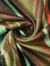 Top asimétrico de un solo hombro con estampado abstracto multicolor en tonos marrones y verdes, de corte ajustado y dobladillo irregular.