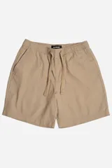Bermuda color beige con cintura elastizada ajustable y logo bordado.