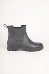 Botas de lluvia de caña baja color gris, con elástico lateral y suela track.