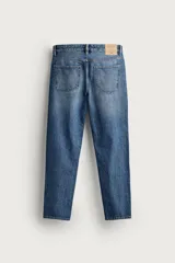 Jeans de corte slim cropped confeccionados en denim de algodón rígido con efecto lavado. Presentan tiro medio, cierre frontal con cremallera y botón, y diseño clásico de cinco bolsillos.