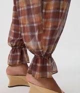 Pantalón aladim Blue Steel de chiffon con estampado de cuadros, corte amplio y voluminoso en las piernas. Cuenta con cintura elástica y acabado con fruncido en los tobillos.