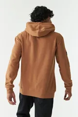 Canguro de felpa modelo Handel, color tostado, con capucha ajustable con cordones oscuros, bolsillo frontal tipo canguro y estampa gráfica inspirada en la Creación de Adán con la leyenda "Renaissance" y branding de Mistral.