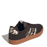 Championes Adidas modelo VL Court 3.0, color marrón con suela de goma en tono caramelo. Presenta las icónicas tres tiras laterales con estampado animal print y logo de la marca en la lengüeta y el lateral.