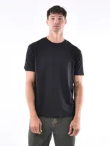 Remera negra de corte slim fit con cuello redondo y mangas cortas.