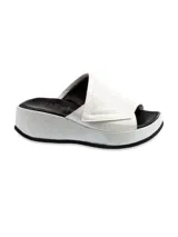 Sandalia con plataforma color naranja metalizado, con tira ancha sobre el empeine y plantilla negra.