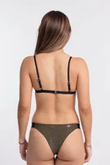 Top de bikini con estampado geométrico en tonos verde pistacho y marrón, con breteles finos negros y contorno inferior negro.