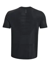 Remera deportiva negra de Under Armour, con logo en el pecho y detalle reflectivo en la manga.