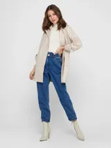 Abrigo largo color beige, tipo blazer, con solapa clásica y bolsillos laterales.