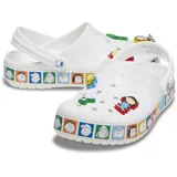 Zuecos Crocs modelo Crocband con diseño temático de Peanuts. Presentan un estampado sutil en la parte superior y retratos coloridos de los personajes en la banda lateral de la suela. Incluyen dijes Jibbitz exclusivos de los personajes de la serie, correa pivotante en el talón y orificios de ventilación.