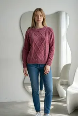 Sweater de tejido chenille en color gris, con diseño de rombos en relieve en el frente, cuello redondo y puños acanalados.