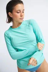 Remera de lycra manga larga color celeste, ideal para protegerse del sol.