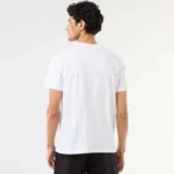 Camiseta de manga corta color blanco con cuello redondo y estampa frontal de One Piece que incluye una calavera con sombrero y texto en japonés e inglés.