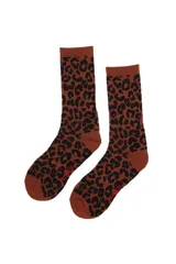 Par de medias de caña larga con estampado animal print en tonos marrón y negro. Presentan detalle de logo bordado en color rojo en la zona del pie.