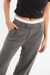 Pantalón de vestir color beige, de corte recto y tiro alto, con pretina blanca.