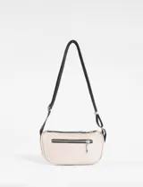 Riñonera de cuero vegano en color bordó con acabado brillante y efecto arrugado. Cuenta con dos compartimentos con cierre y correa ajustable de cinta negra.