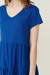 Vestido corto de algodón color azul, con cuello en V, mangas cortas y diseño holgado con falda de volados.